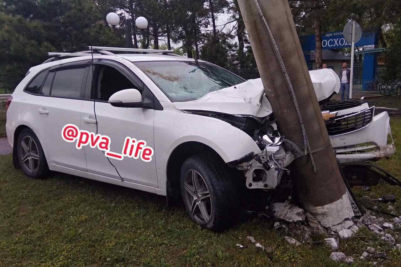 В Анапе иномарка врезалась в столб. Водителя забрала «скорая» – Новости  Анапы