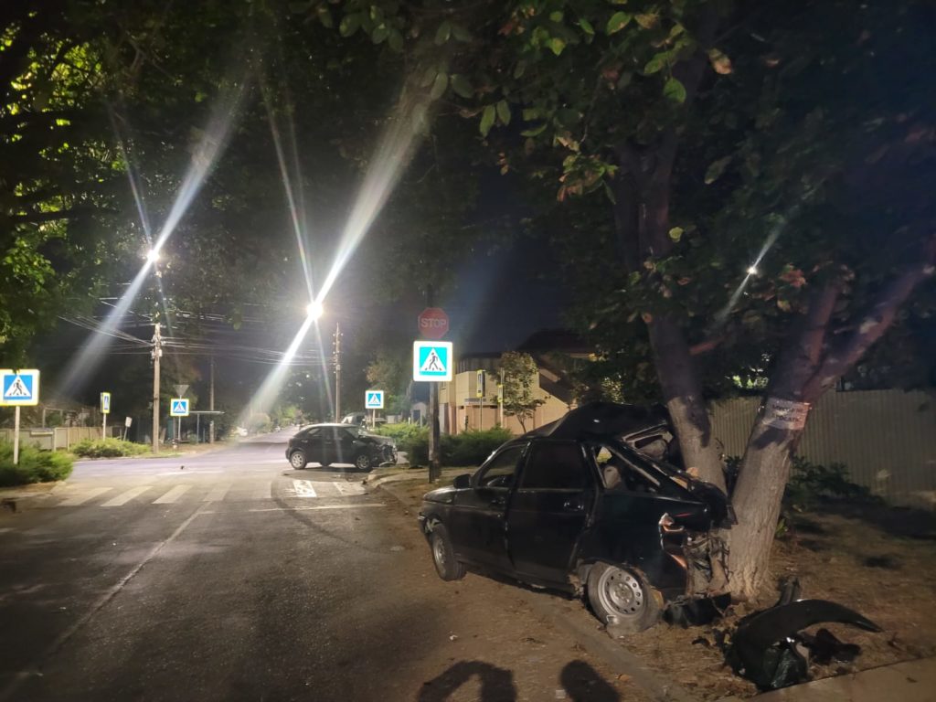 В Анапе ночью водитель «Лады» устроил ДТП и въехал в дерево | 05.10.2023 |  Анапа - БезФормата